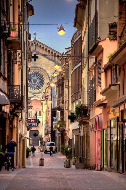 Lu.Lu Suite And Rooms Piacenza Bagian luar foto