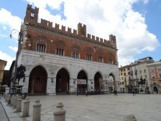 Lu.Lu Suite And Rooms Piacenza Bagian luar foto